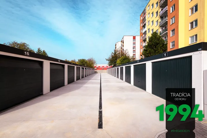 Die montierte GARDEON Reihengarage - mit Sektional- und Schwingtoren