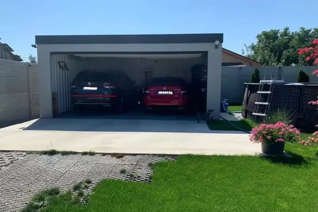 Eine Fertiggarage für 2 PKWs, offen