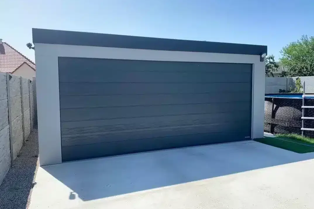 Eine schlichte Fertiggarage für 2 Autos mit einem Hörmann Tor in RAL 7016