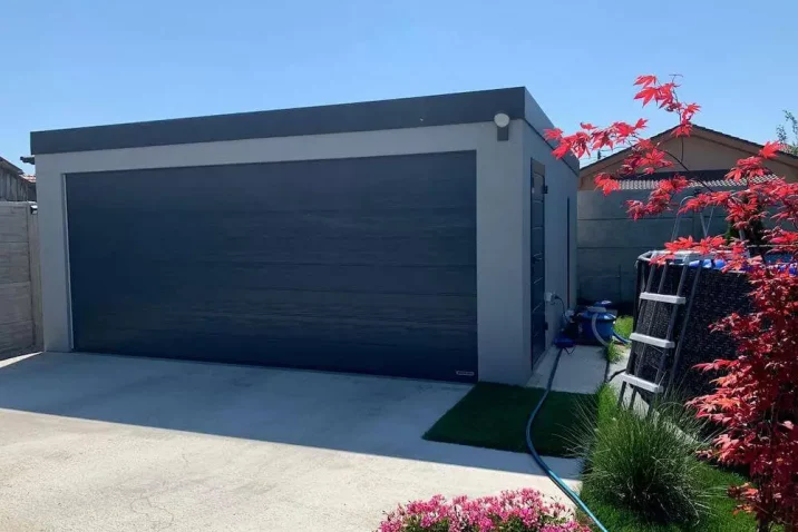 Graue Garage mit dem Zubehör in Farbe Anthrazit