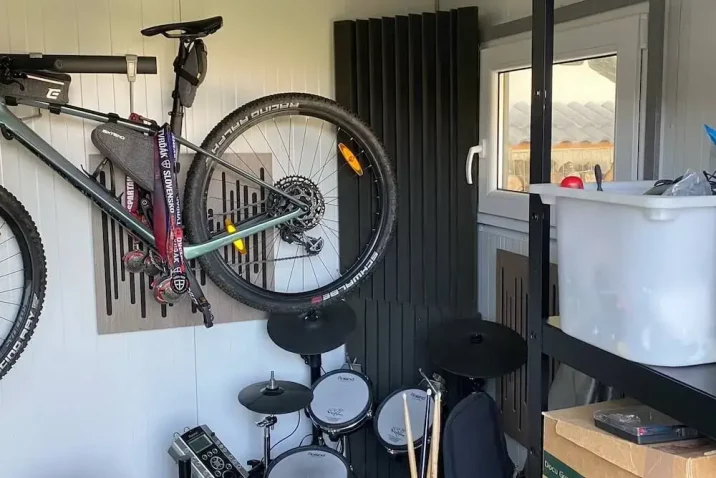 Ein Musikstudio in dem gedämmten Gartenhaus