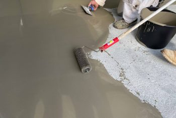 Mit einer Walze Nivellierung auftragen