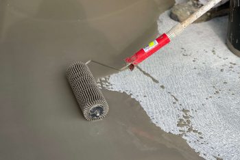 Mit einer Walze die Nivellierung auftragen