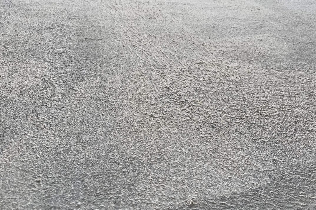 Die Oberfläche der Fundamentplatte mit Penetrationsschicht