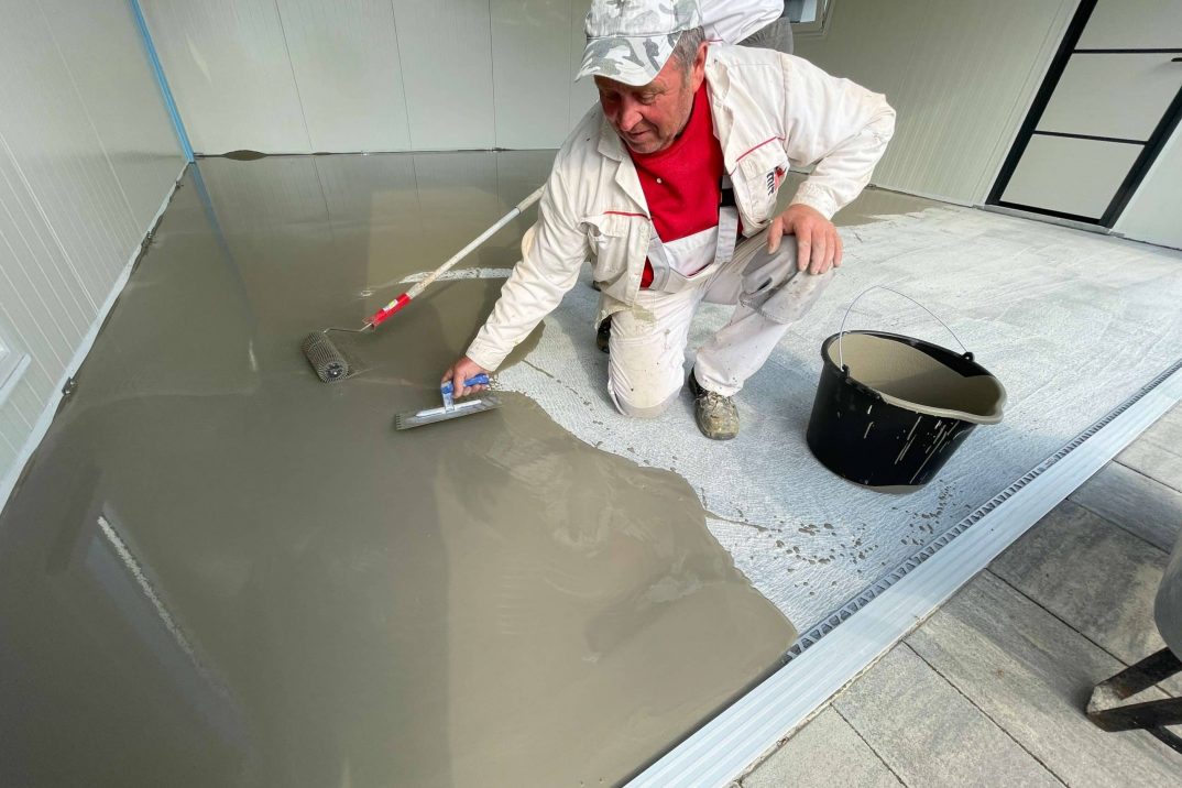 Fachmänner arbeiten an den Böden in den GARDEON Garagen