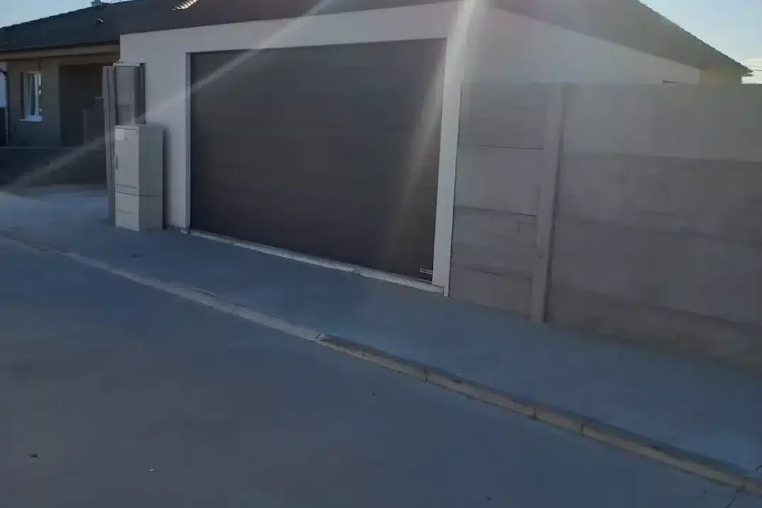 Fertiggarage GARDEON aus Stahl mit einem breiten Hörmann Tor