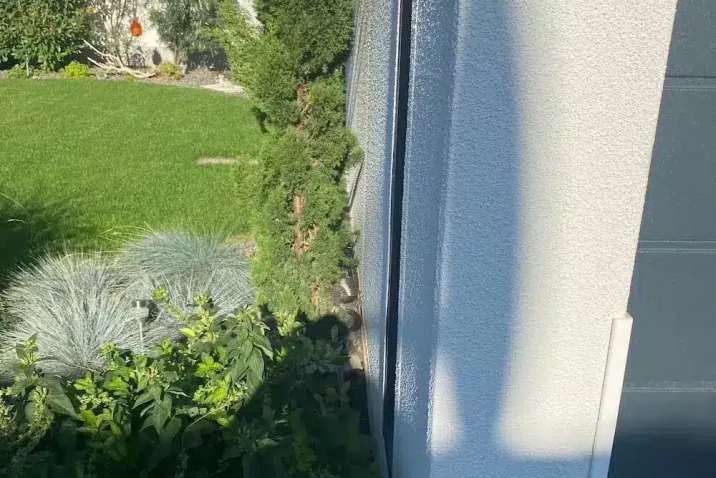 Der Außenputz einer schmalen GARDEON Stahlgarage