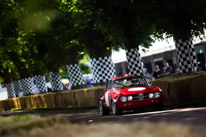 Schöner roter Oldtimer