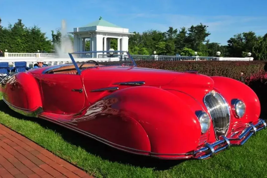 Rotes Auto bei einer Ausstellung in Amerika