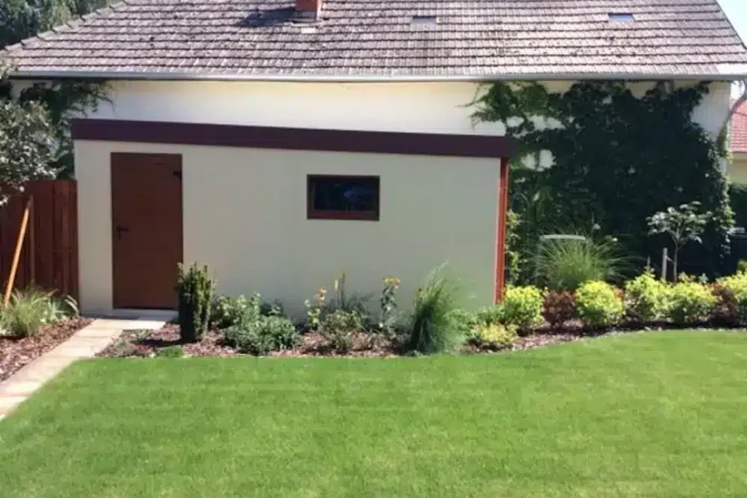 Die Garage von GARDEON mit Stahltür von Hörmann und einem Fenster