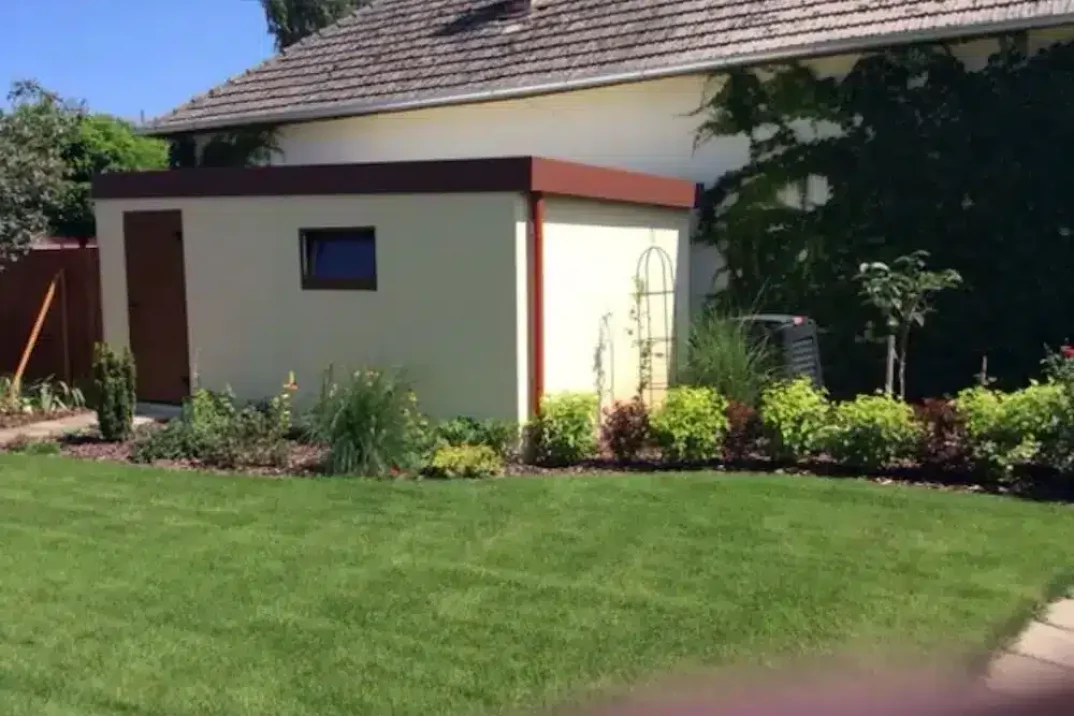 Ein Seitenfoto der fertigen Garage mit jungem Rasen