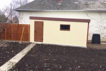 Die rechte Seite einer GARDEON Fertiggarage mit Tür und Fenster