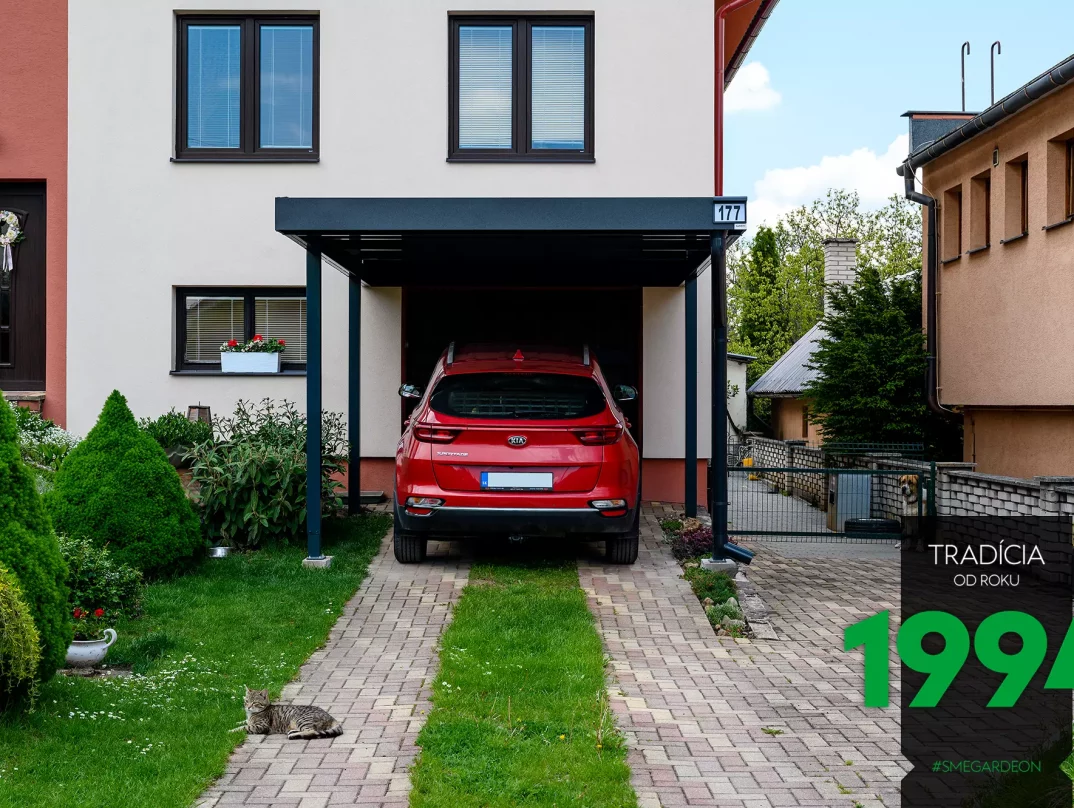 Das Stahlfertigcarport von GARDEON angebunden an ein Familienhaus