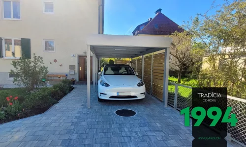 Tesla in einem GARDEON Einzelcarport mit Wandelementen an der rechten Seite