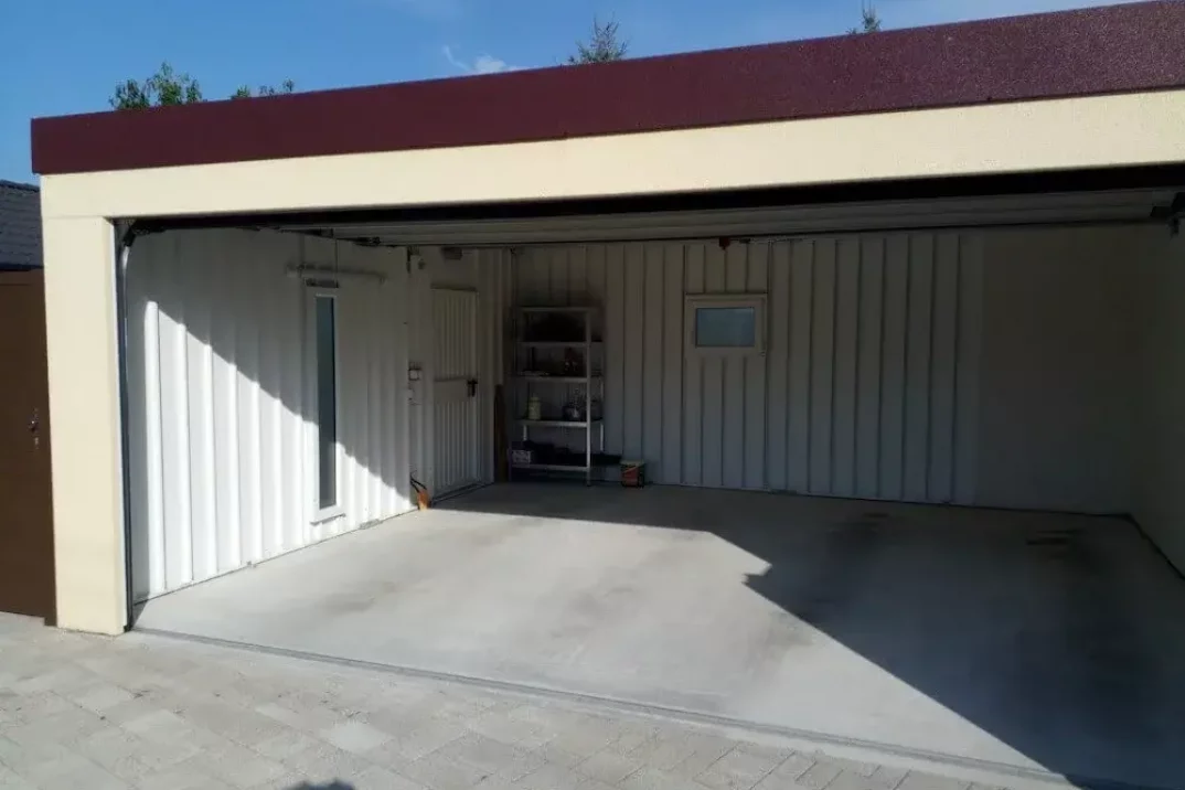 Stahlfertiggarage mit ungedämmten Wänden
