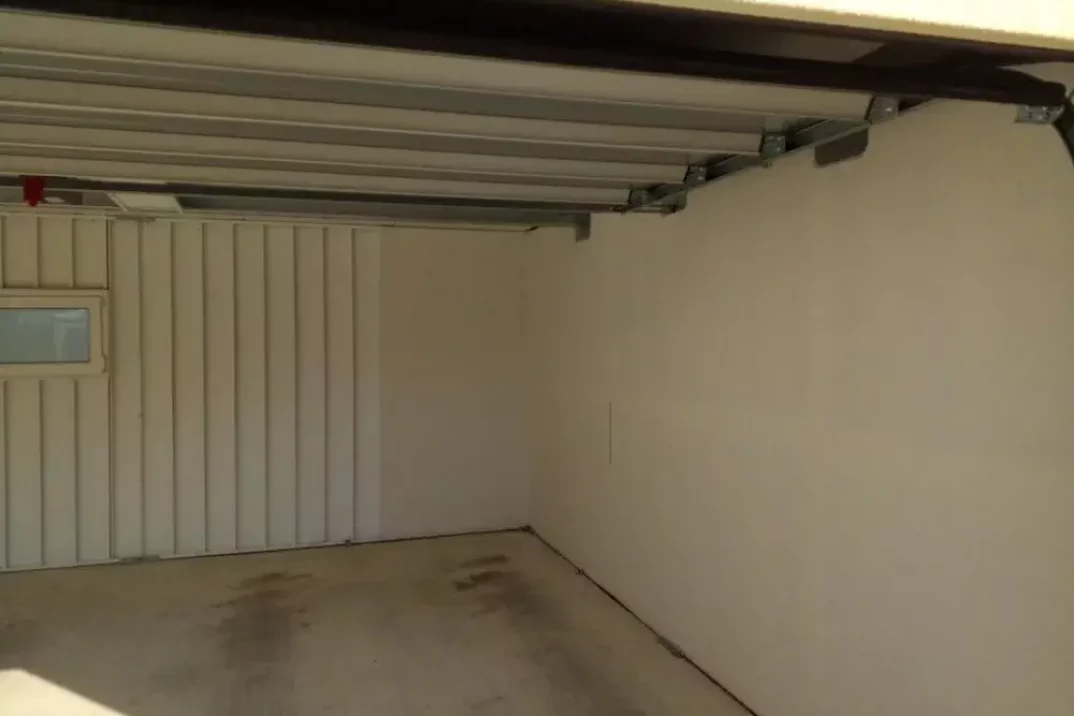Der Innenraum einer unisolierten Stahlgarage