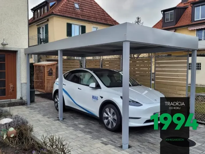 Die Tesla parkt bequem unter dem neuen GARDEON Carport