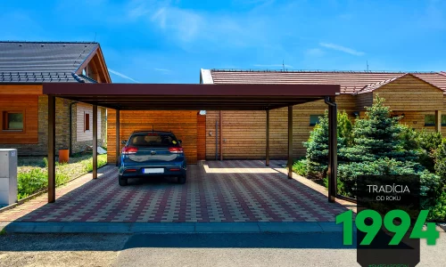 Ein breites, braunes Doppelcarport von GARDEON vor einem Holzhaus