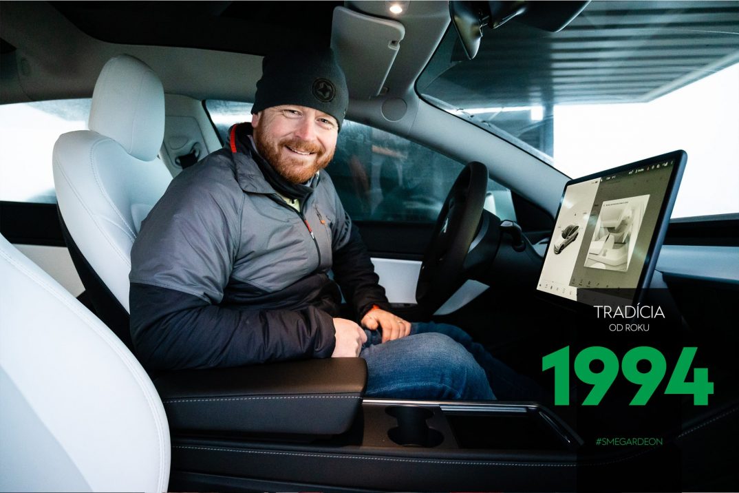 Tesla Model 3 in weiß und Rasto Chvala