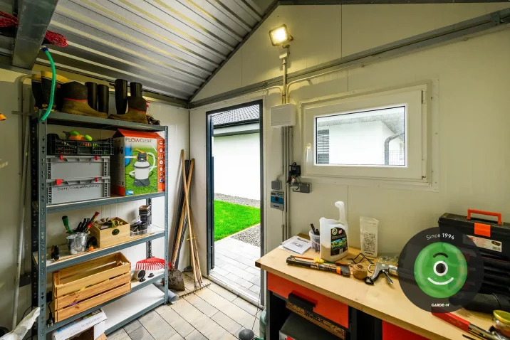 Montierte Gartenhütte GARDEON mit Zubehör in Farbe Anthrazit