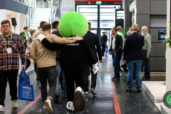 Maskot mit Kunde