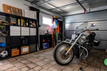 Vorgefertigte Garage GARDEON für einen PKW mit Pultdach - Innere 2