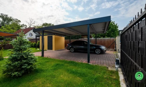 Gartenhäuschen mit Überdachung fürs Holz 3