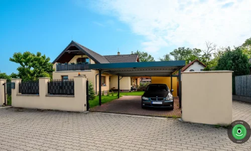 Gartenhäuschen mit Überdachung fürs Holz 5