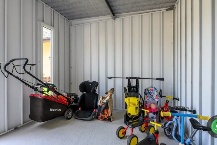 Gartenhäuschen mit Überdachung fürs Holz - Innere 1