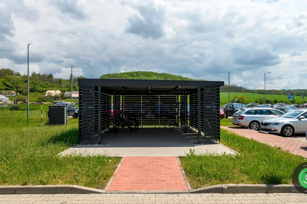 Stahlpergola GARDEON mit Design-Wandelementen 1