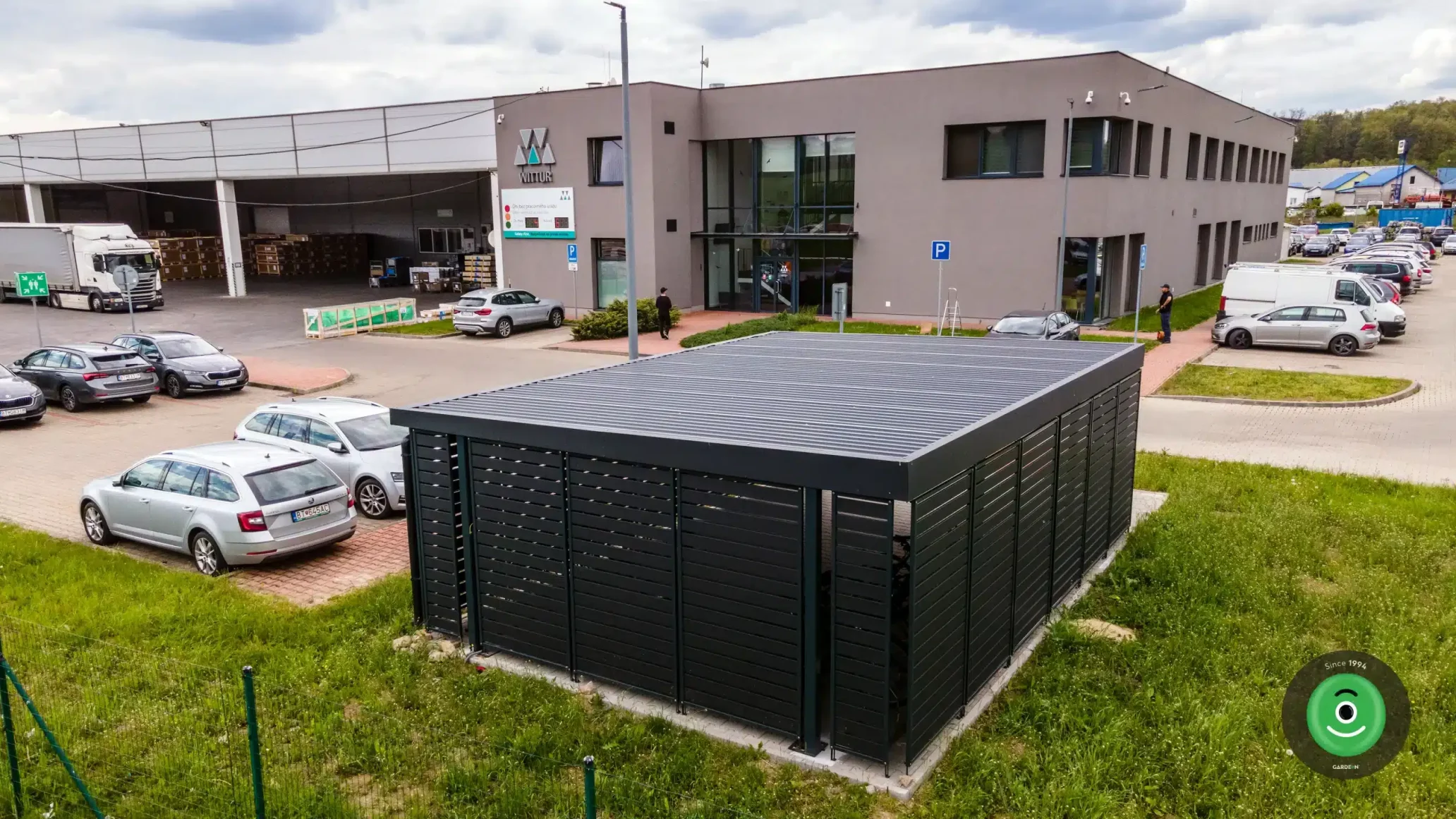 Stahlpergola GARDEON mit Design-Wandelementen 4