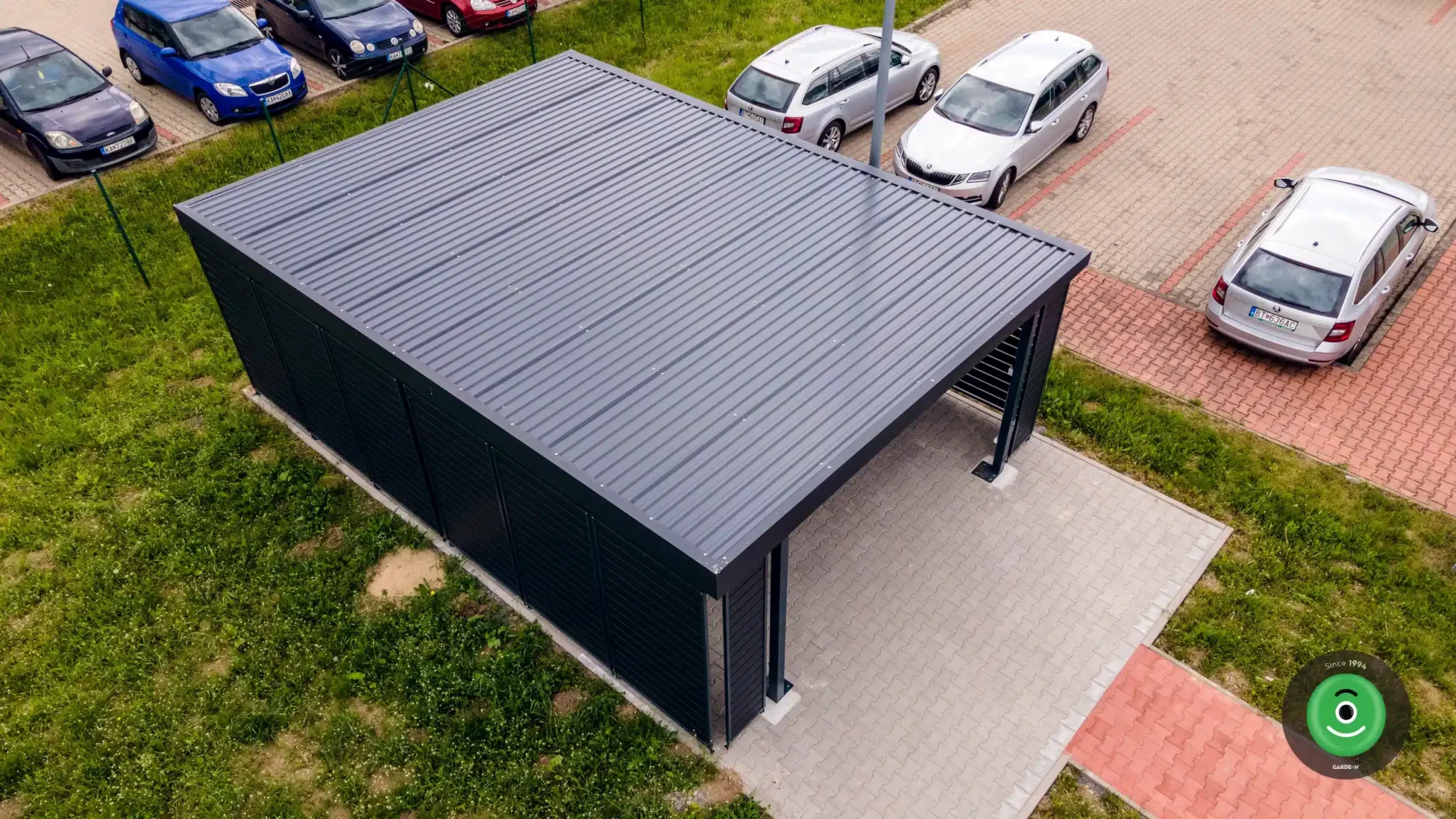 Stahlpergola GARDEON mit Design-Wandelementen 5