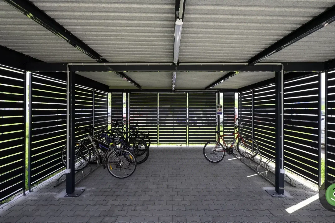 Stahlpergola GARDEON mit Design-Wandelementen 6