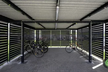 Stahlpergola GARDEON mit Design-Wandelementen 6