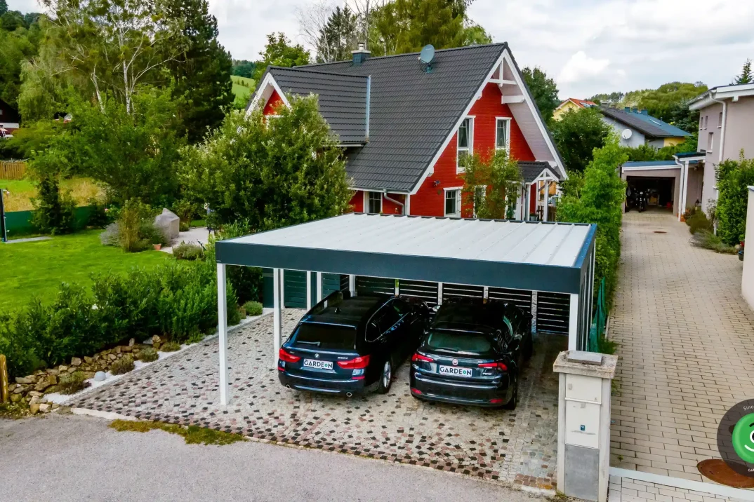 Montiertes Stahlcarport GARDEON mit Wandausfüllung