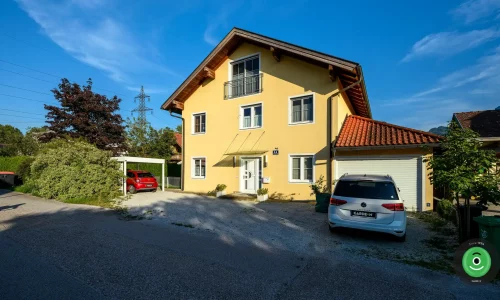 Modernes Gartenhaus mit GARDEON carport für ein auto
