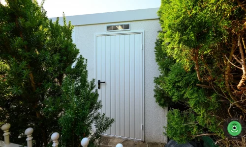 Designvolles Gartenhaus mit carport