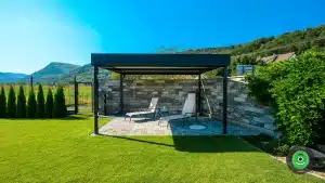 Stahlpergola GARDEON mit Design-Wandelementen