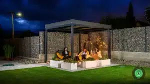Angenehmer Abend unter der Pergola