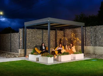 Angenehmer Abend unter der Pergola