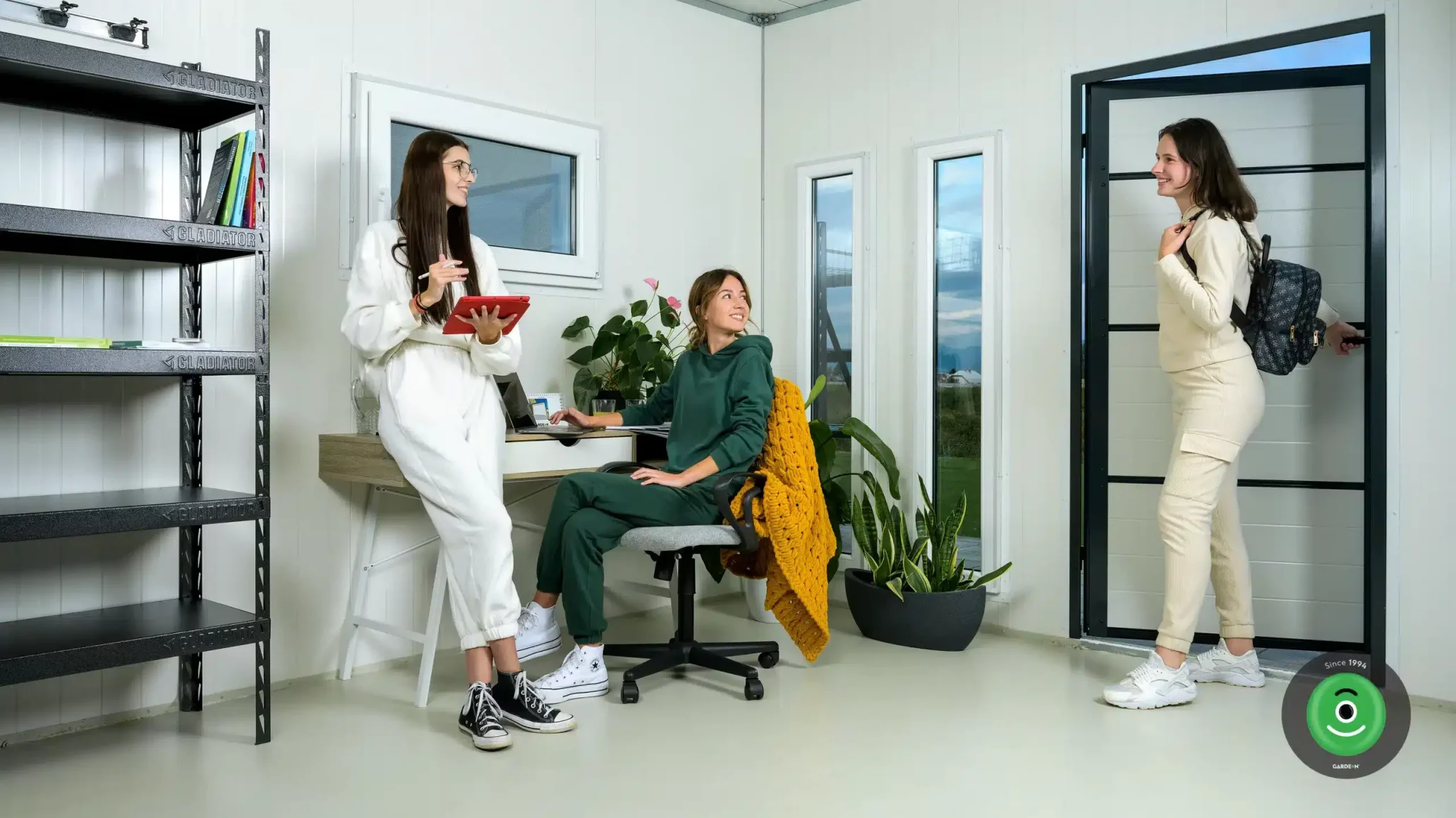 Studieren von Mädchen in der Garage