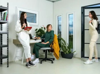 Studieren von Mädchen in der Garage