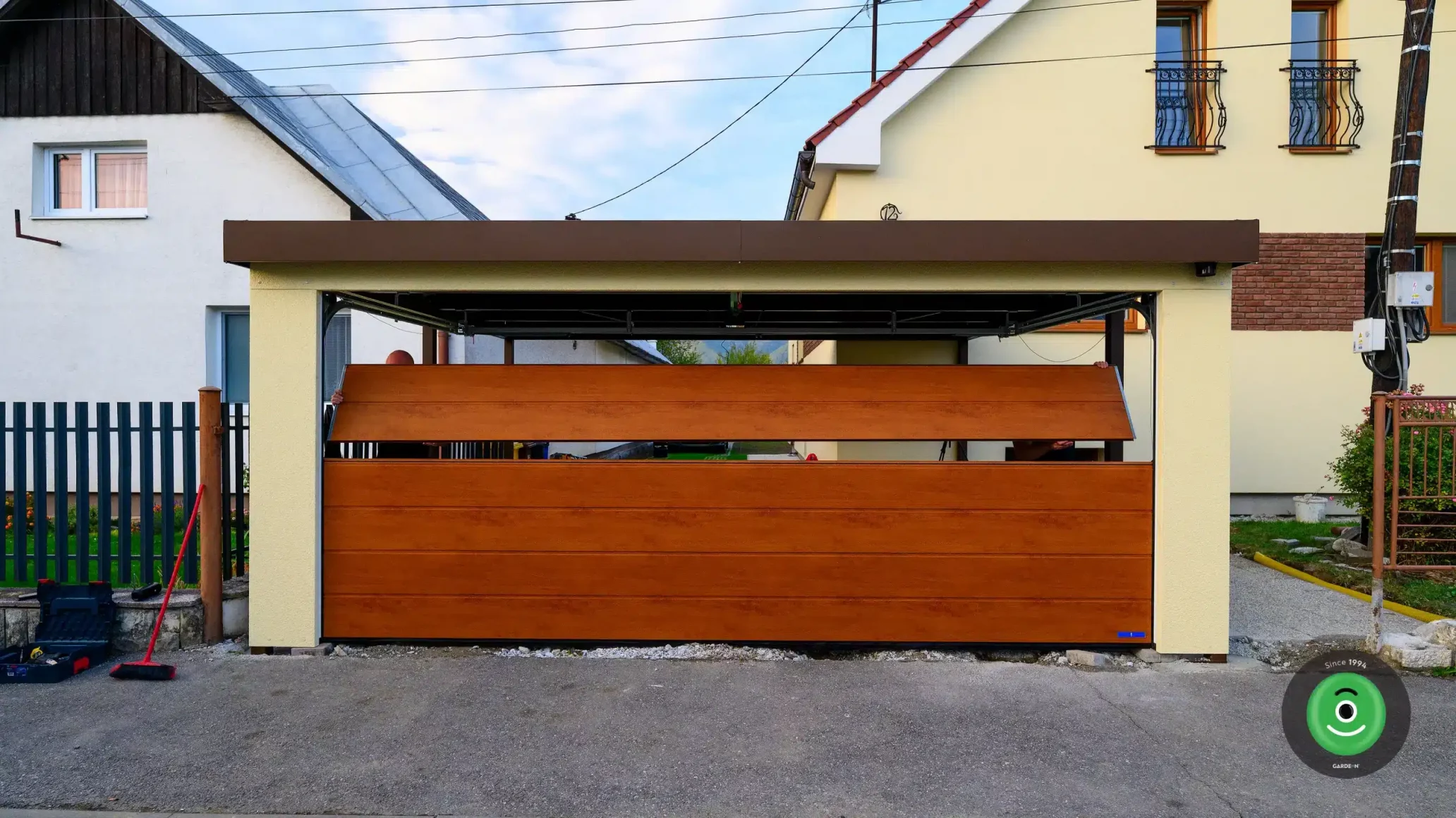 Ein braunes Sektionaltor, das im Doppelcarport eingebaut ist