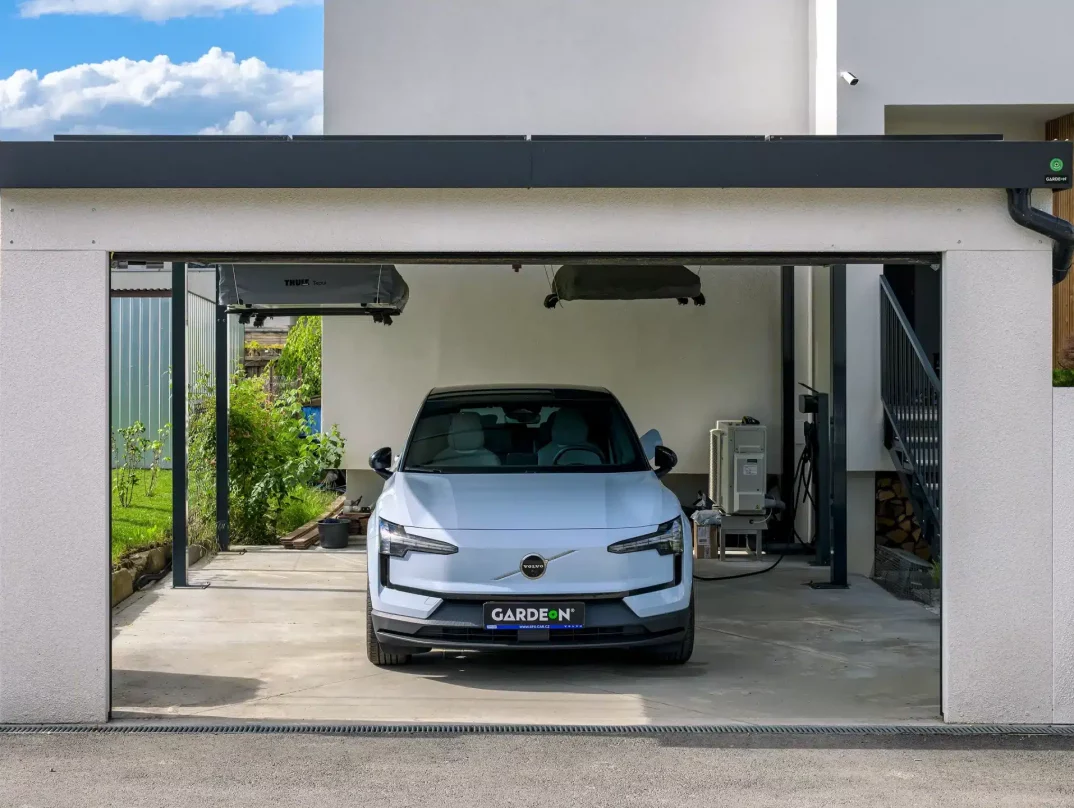 Parkplatz für ein Auto im Carport mit einem breiten Garagentor