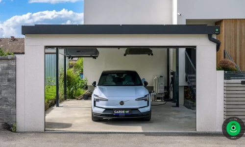 Parkplatz für ein Auto im Carport mit einem breiten Garagentor