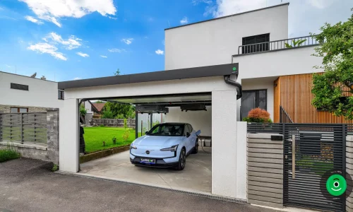 Carport mit einem montierten Garagentor