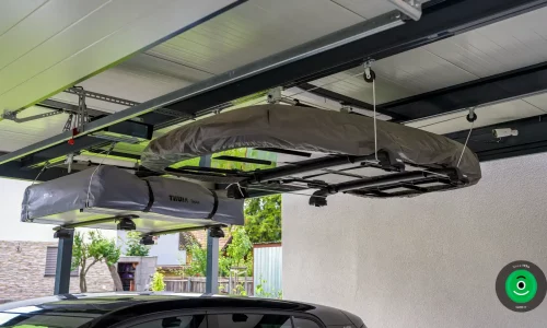 Detail des am Carport montierten Garagentors