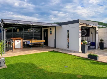 Garage für ein Fahrzeug mit Carport