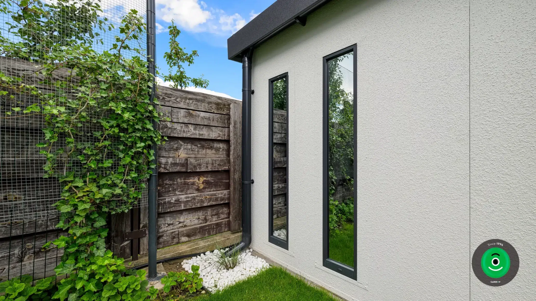 zwei Lichtbänder an der Seite des Gartenhauses