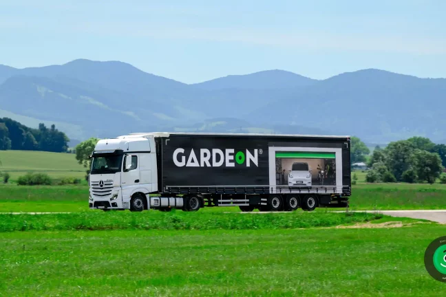 GARDEON-Schriftzug an der Seitenwand des LKW